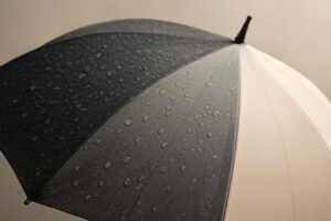 晴雨兼用傘の寿命は何年？適切な使用期間と寿命を延ばす目安を解説