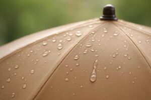 日傘の撥水効果を復活させる方法！新品同然に甦らせるコツ
